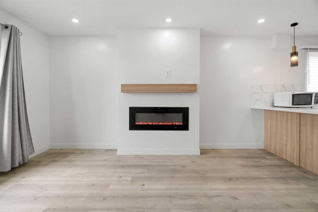 424 Penbrooke Crescent Se, Calgary, AB - Indoor With Fireplace