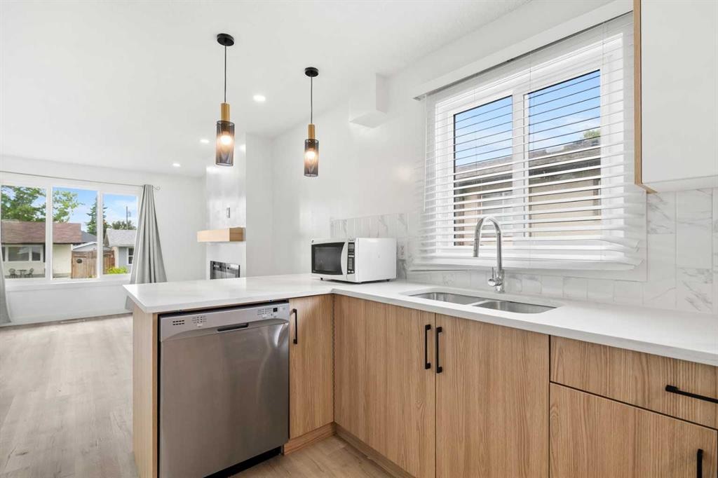 424 Penbrooke Crescent Se, Calgary, AB - Indoor Photo Showing Kitchen With Double Sink