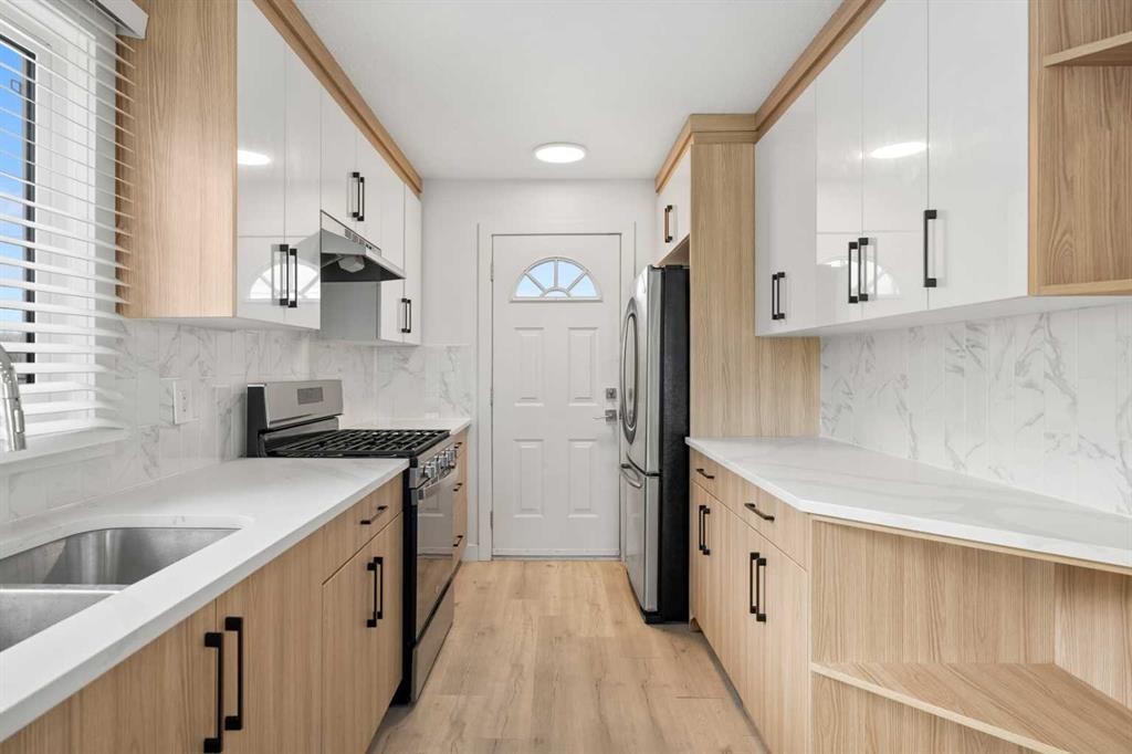 424 Penbrooke Crescent Se, Calgary, AB - Indoor Photo Showing Kitchen With Double Sink