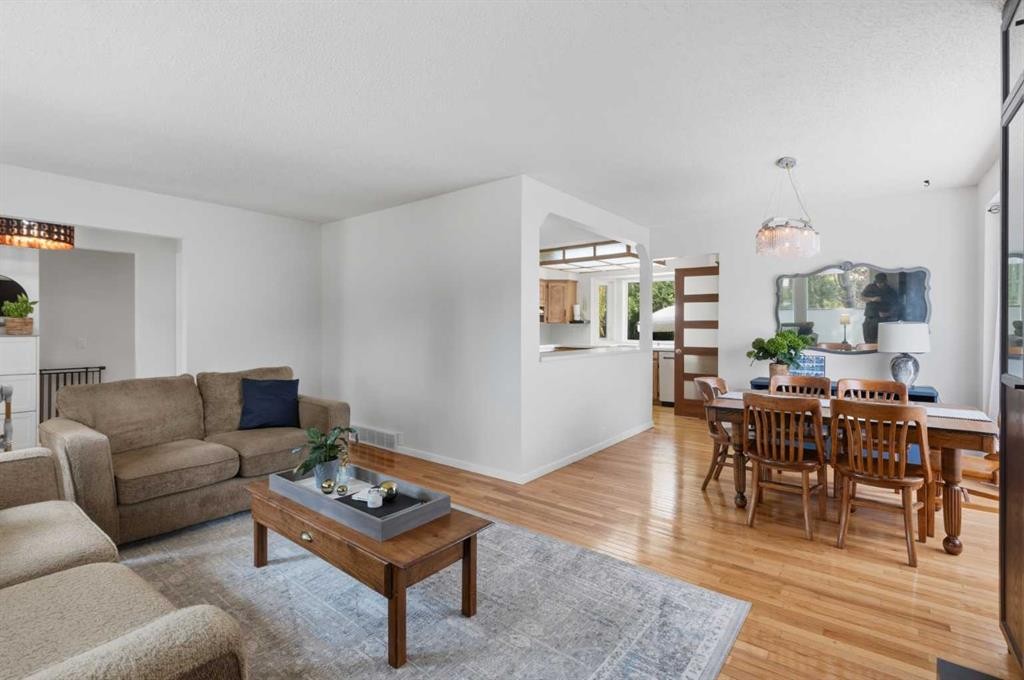 331 Queensland Circle Se, Calgary, AB - Indoor Photo Showing Living Room
