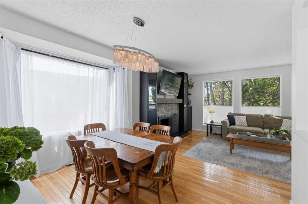 331 Queensland Circle Se, Calgary, AB - Indoor Photo Showing Dining Room