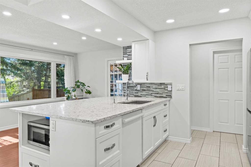 151 Ranchview Place Nw, Calgary, AB - Indoor Photo Showing Kitchen