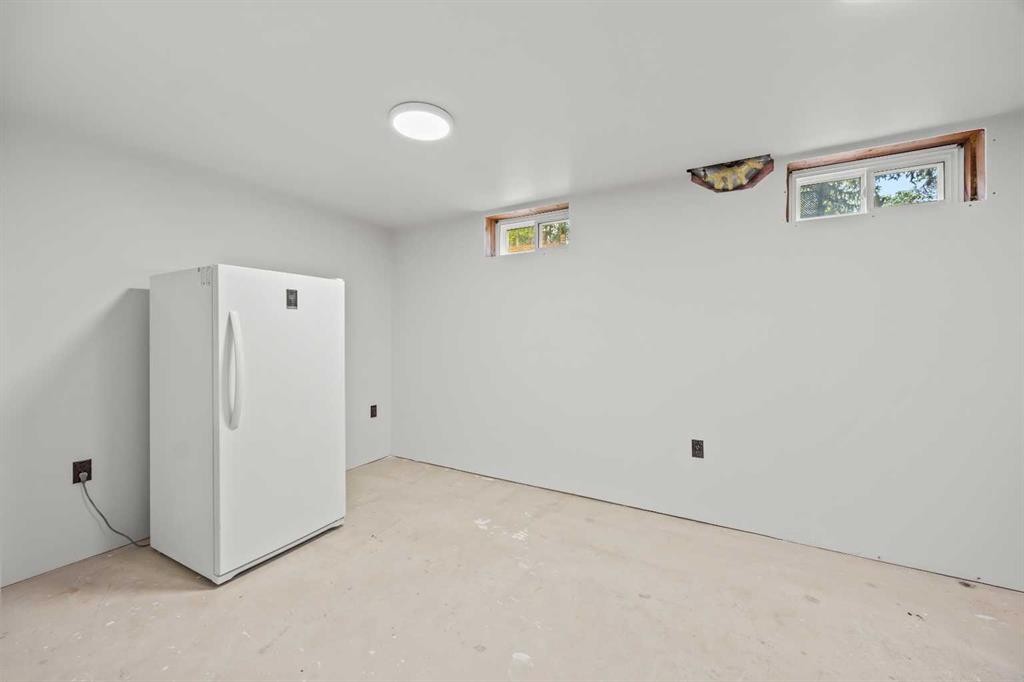 151 Ranchview Place Nw, Calgary, AB - Indoor Photo Showing Other Room