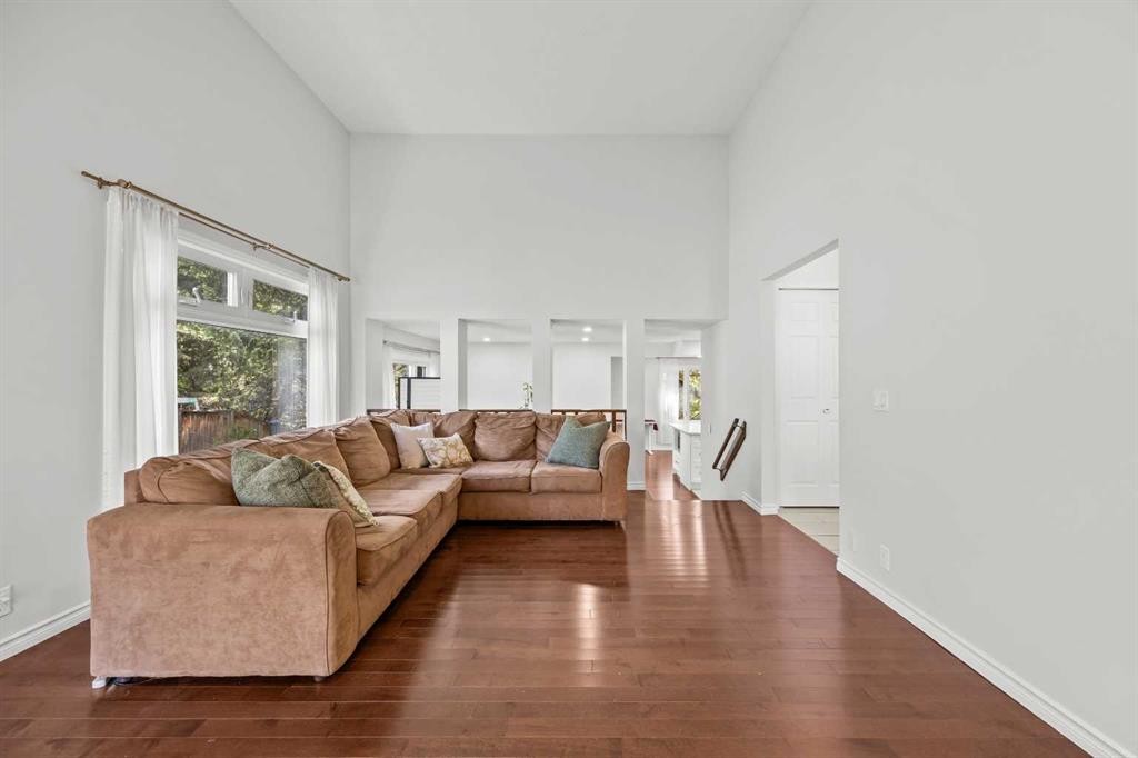 151 Ranchview Place Nw, Calgary, AB - Indoor Photo Showing Living Room
