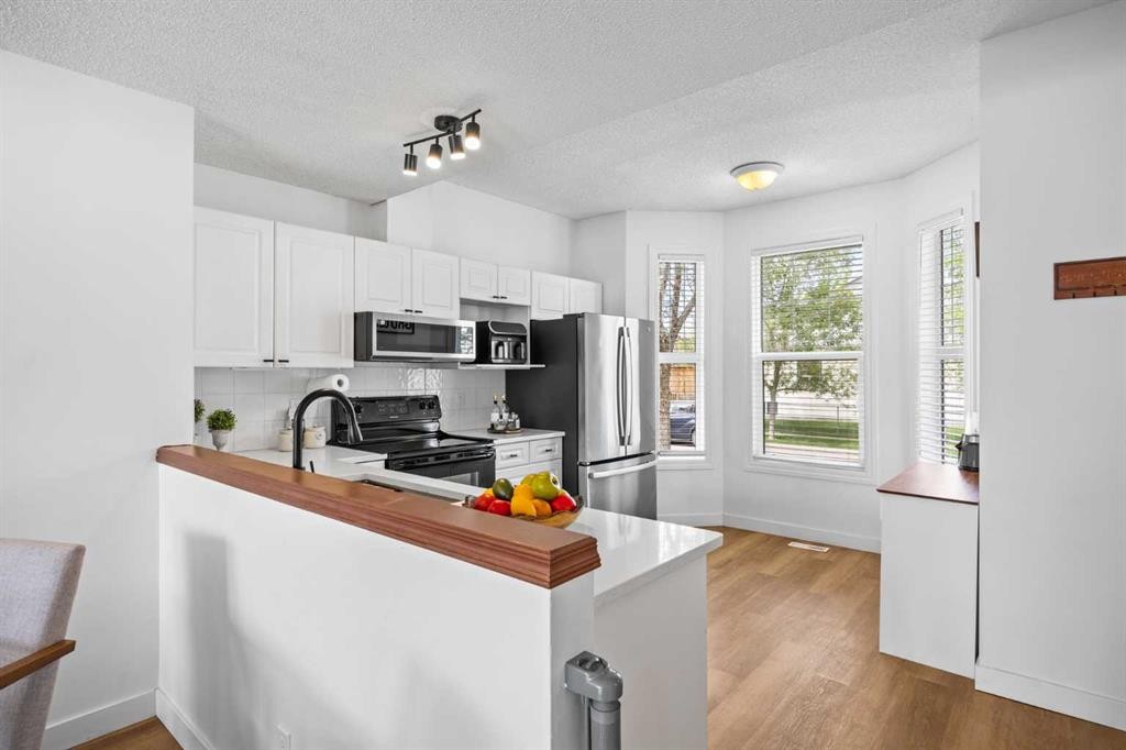 59 Prestwick Park Se, Calgary, AB - Indoor Photo Showing Kitchen
