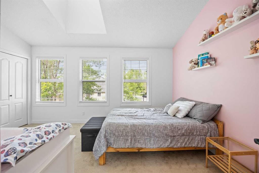 59 Prestwick Park Se, Calgary, AB - Indoor Photo Showing Bedroom