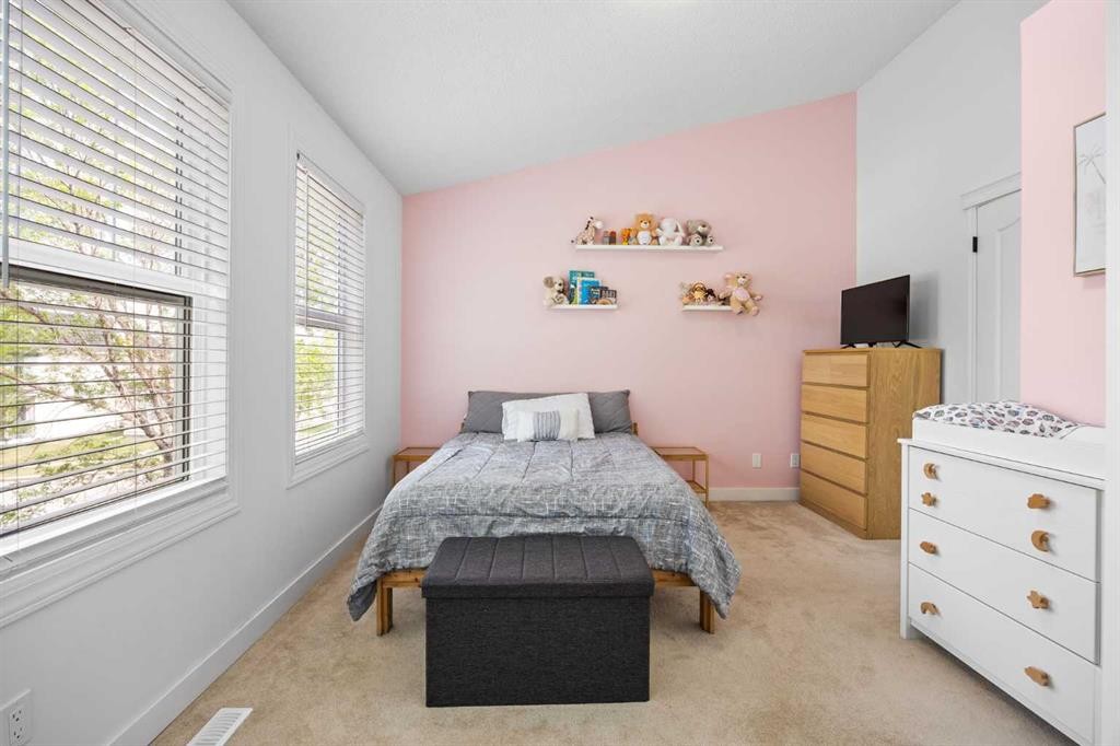 59 Prestwick Park Se, Calgary, AB - Indoor Photo Showing Bedroom