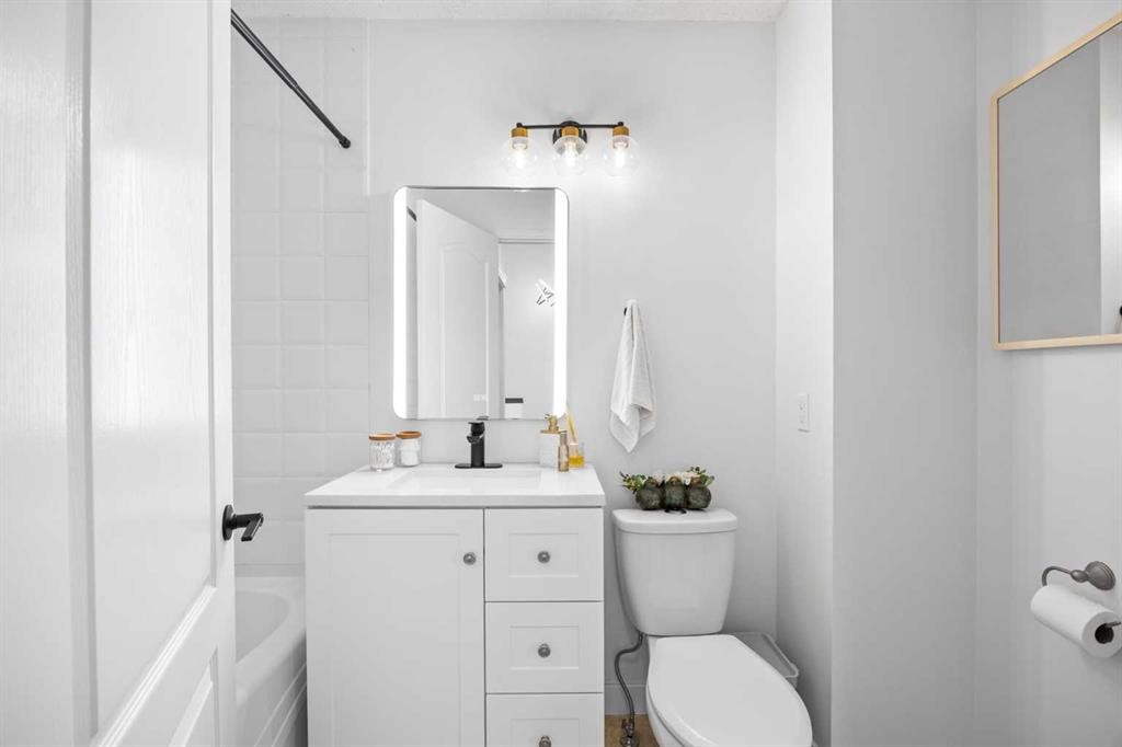 59 Prestwick Park Se, Calgary, AB - Indoor Photo Showing Bathroom