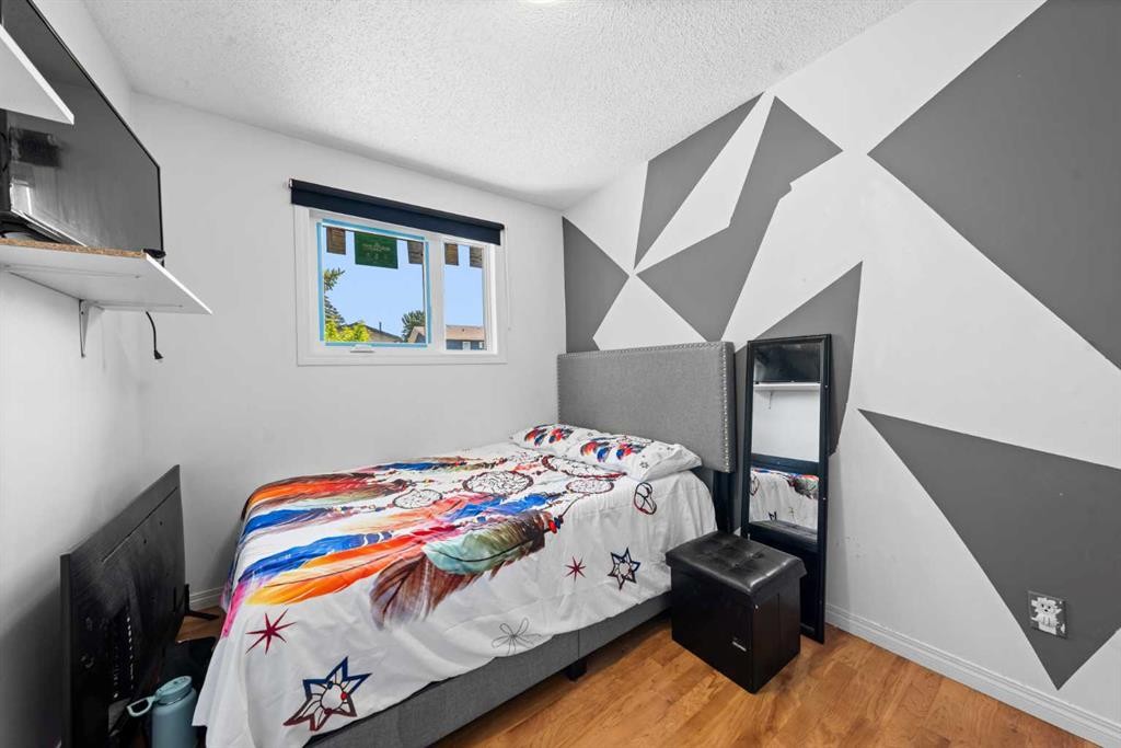 143 Castlebrook Rise Ne, Calgary, AB - Indoor Photo Showing Bedroom