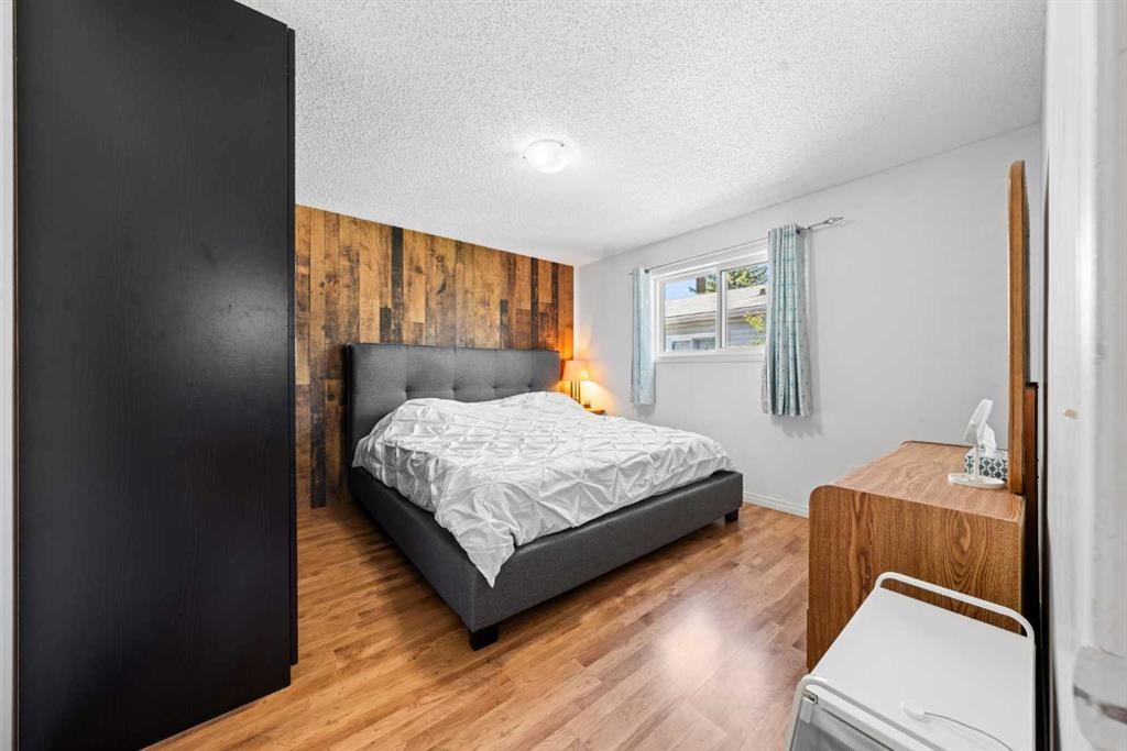 143 Castlebrook Rise Ne, Calgary, AB - Indoor Photo Showing Bedroom