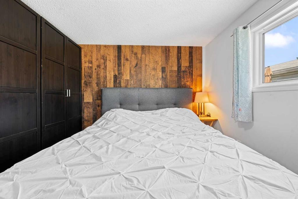 143 Castlebrook Rise Ne, Calgary, AB - Indoor Photo Showing Bedroom
