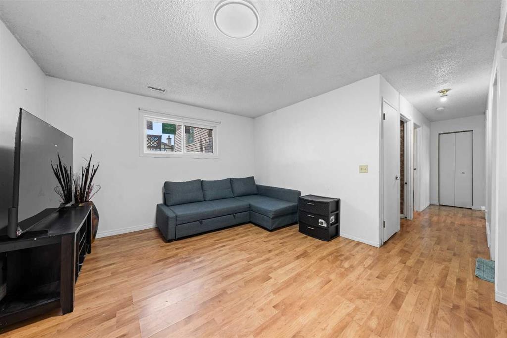 143 Castlebrook Rise Ne, Calgary, AB - Indoor Photo Showing Living Room