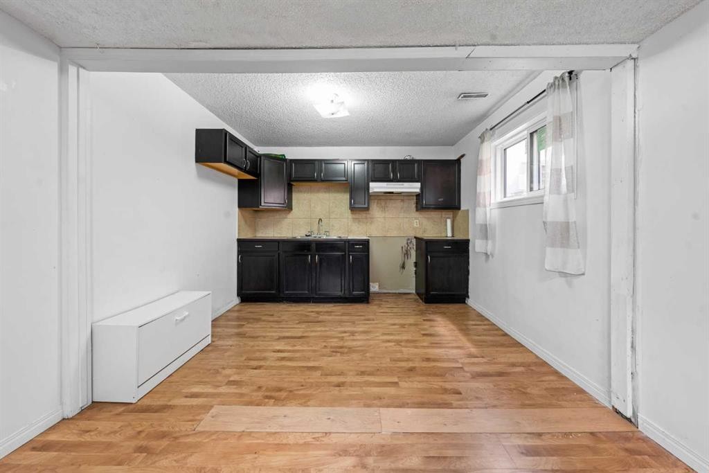 143 Castlebrook Rise Ne, Calgary, AB - Indoor Photo Showing Kitchen