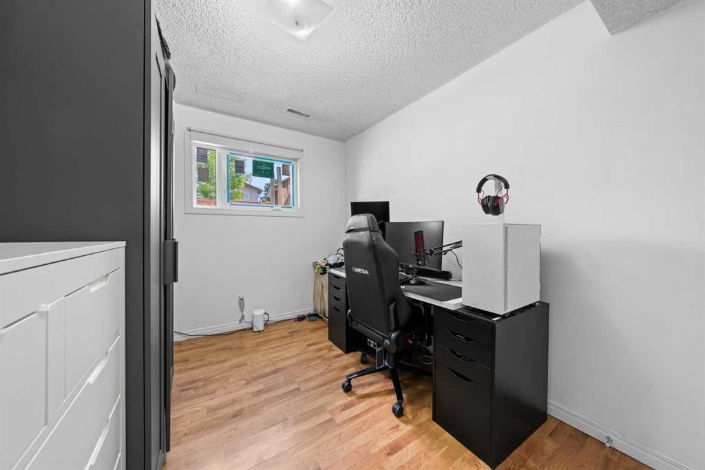 143 Castlebrook Rise Ne, Calgary, AB - Indoor Photo Showing Office