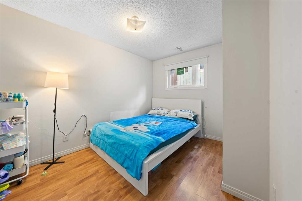 143 Castlebrook Rise Ne, Calgary, AB - Indoor Photo Showing Bedroom
