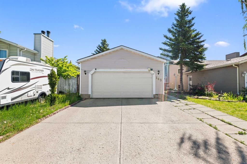 143 Castlebrook Rise Ne, Calgary, AB - Outdoor