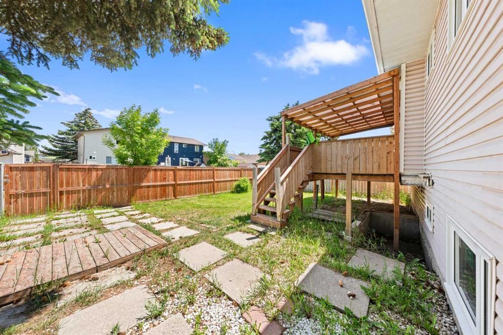143 Castlebrook Rise Ne, Calgary, AB - Outdoor