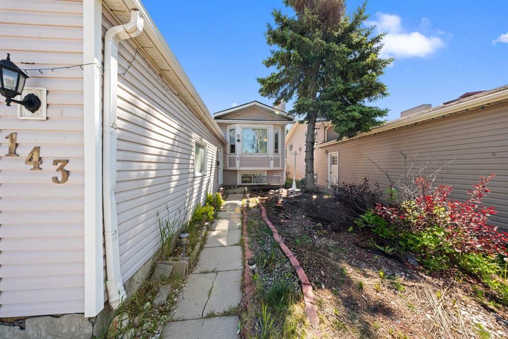 143 Castlebrook Rise Ne, Calgary, AB - Outdoor