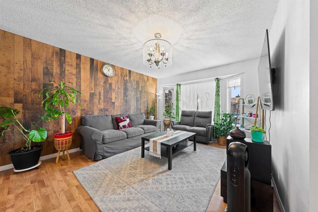 143 Castlebrook Rise Ne, Calgary, AB - Indoor Photo Showing Living Room