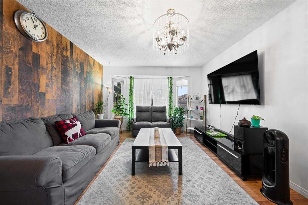 143 Castlebrook Rise Ne, Calgary, AB - Indoor Photo Showing Living Room