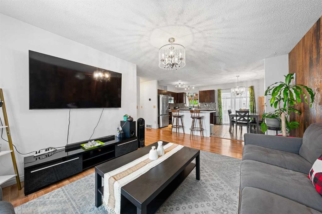 143 Castlebrook Rise Ne, Calgary, AB - Indoor Photo Showing Living Room