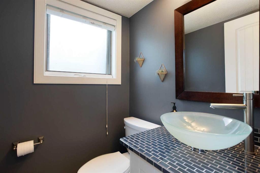 56 Deersaxon Circle Se, Calgary, AB - Indoor Photo Showing Bathroom