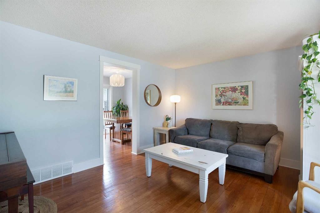 56 Deersaxon Circle Se, Calgary, AB - Indoor Photo Showing Living Room