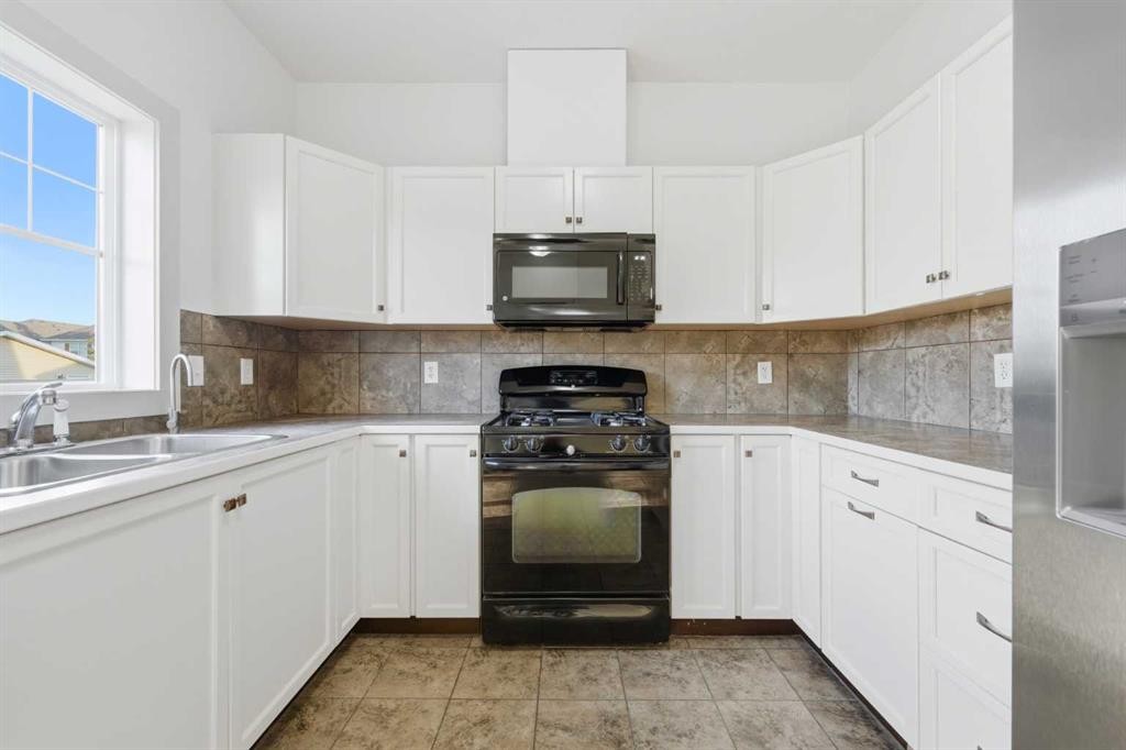 151 Royal Oak Drive Nw, Calgary, AB - Indoor Photo Showing Kitchen With Double Sink