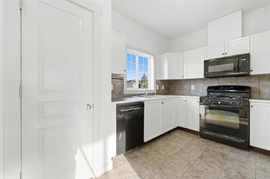 151 Royal Oak Drive Nw, Calgary, AB - Indoor Photo Showing Kitchen