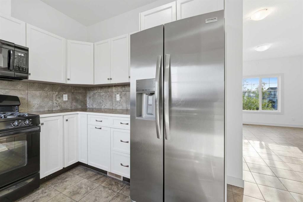 151 Royal Oak Drive Nw, Calgary, AB - Indoor Photo Showing Kitchen