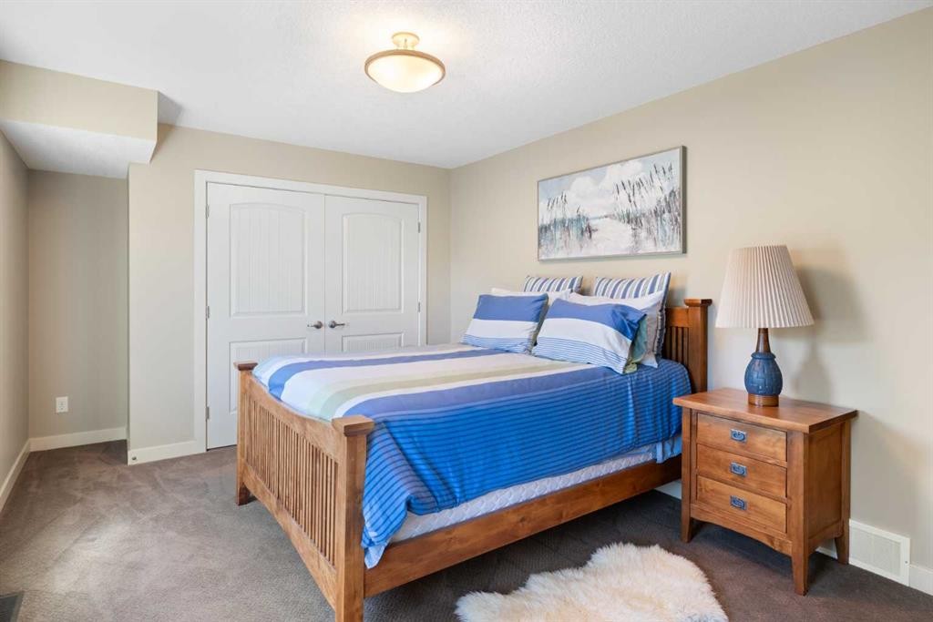 2 Heaver Gate, Heritage Pointe, AB