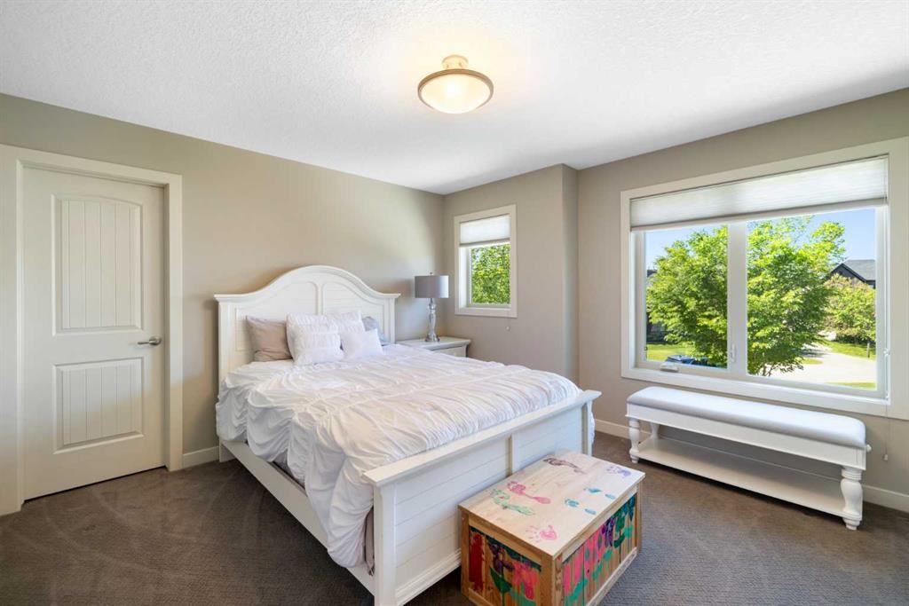 2 Heaver Gate, Heritage Pointe, AB