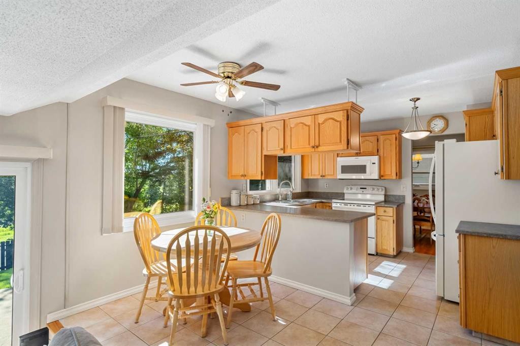 1102 Lake Christina Way Se, Calgary, AB - Indoor Photo Showing Kitchen