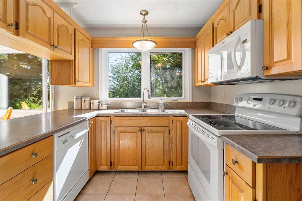 1102 Lake Christina Way Se, Calgary, AB - Indoor Photo Showing Kitchen With Double Sink