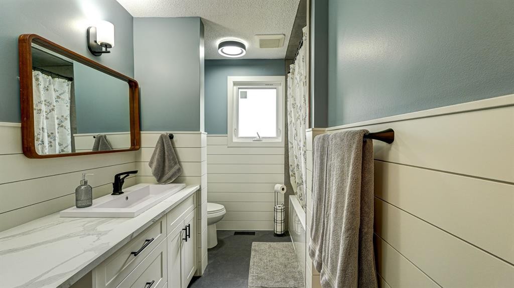 5213 3A Street West, Claresholm, AB - Indoor Photo Showing Bathroom