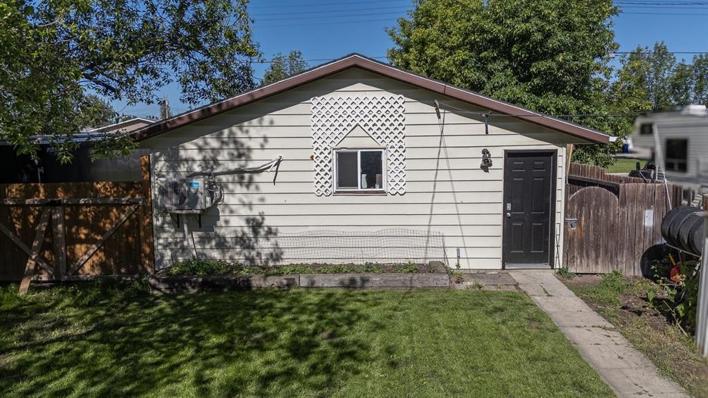 5213 3A Street West, Claresholm, AB - Outdoor