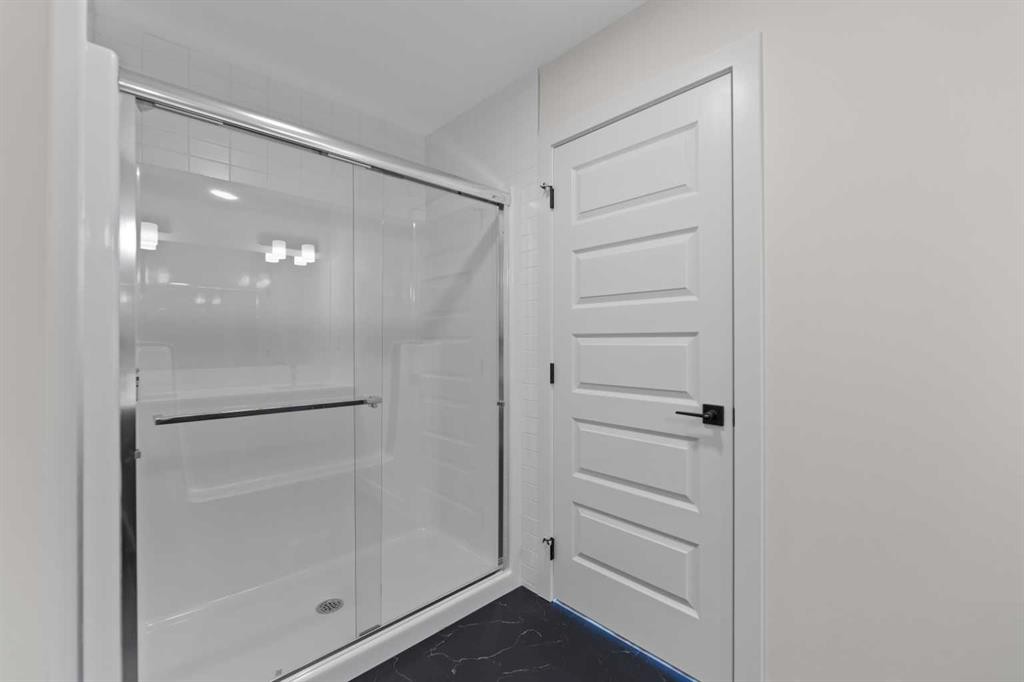 38 Waterford Mews, Chestermere, AB - Indoor Photo Showing Bathroom