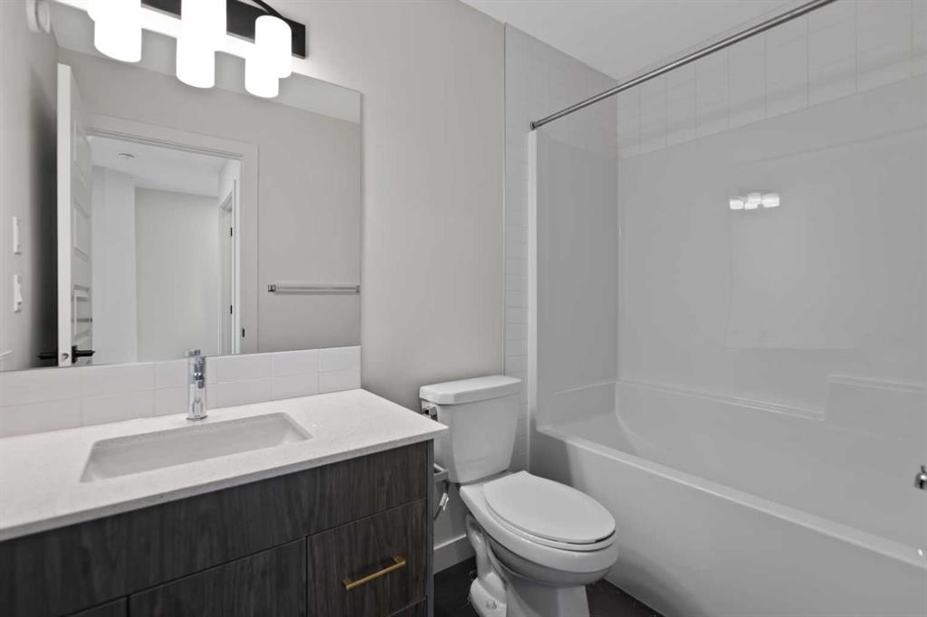 38 Waterford Mews, Chestermere, AB - Indoor Photo Showing Bathroom