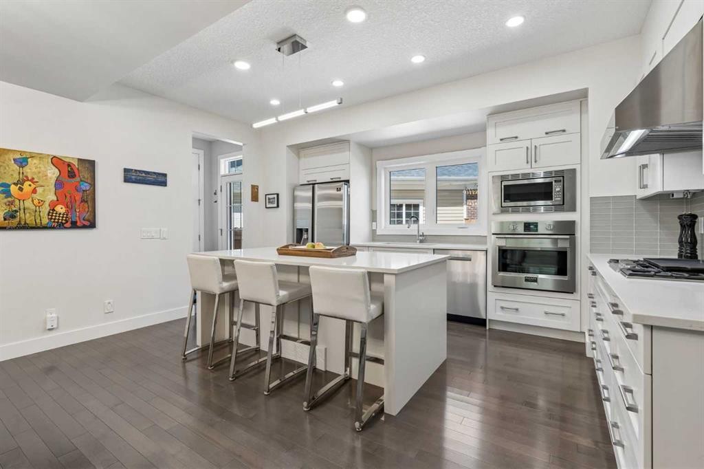 38 Victoria Cross Boulevard Sw, Calgary, AB - Indoor Photo Showing Kitchen With Upgraded Kitchen