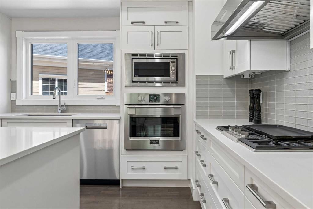 38 Victoria Cross Boulevard Sw, Calgary, AB - Indoor Photo Showing Kitchen With Upgraded Kitchen