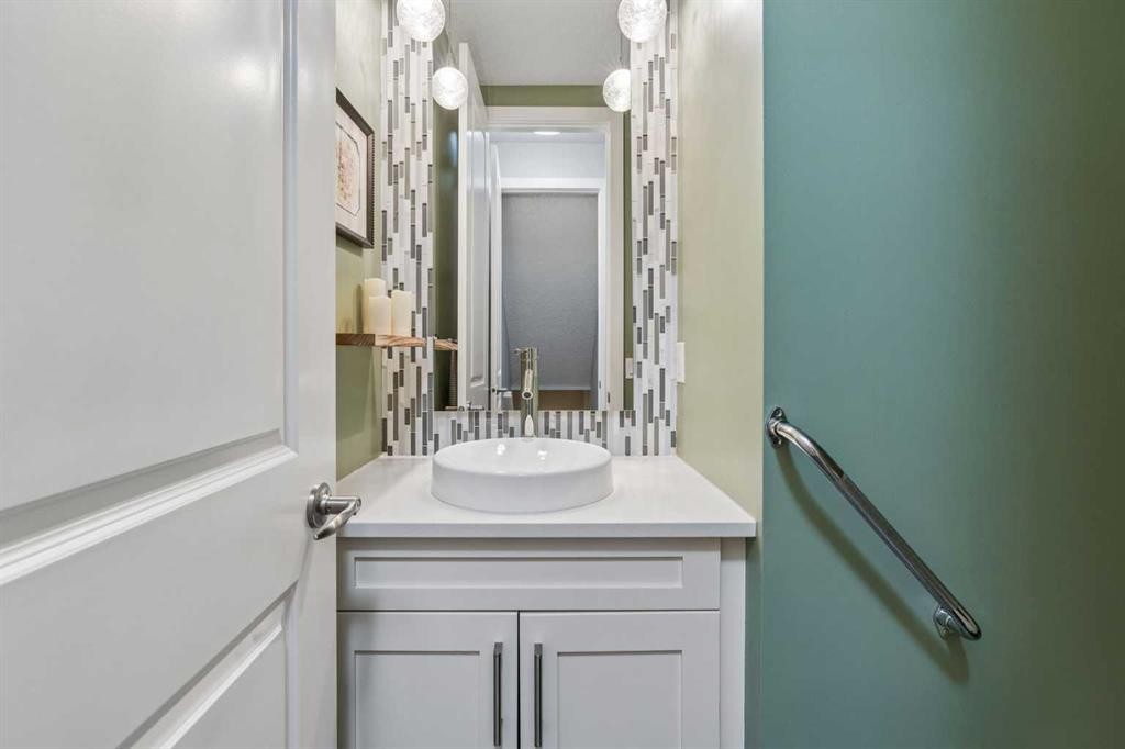 38 Victoria Cross Boulevard Sw, Calgary, AB - Indoor Photo Showing Bathroom