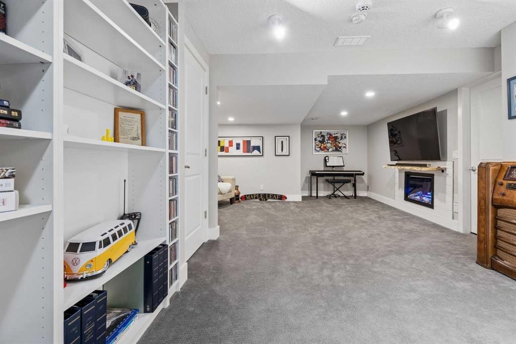 38 Victoria Cross Boulevard Sw, Calgary, AB - Indoor