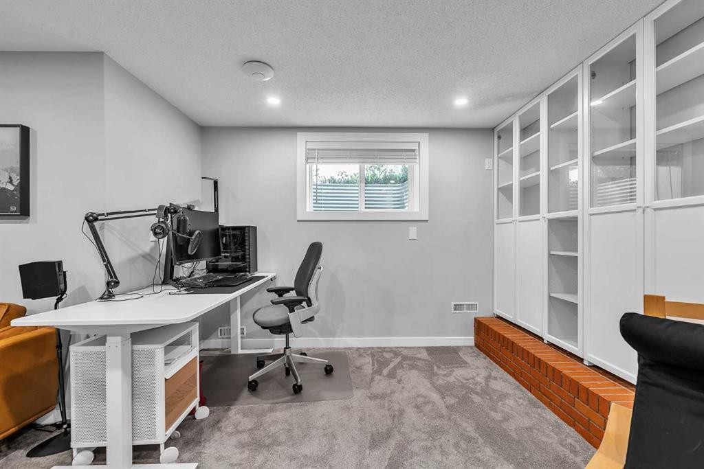 474 78 Avenue Ne, Calgary, AB - Indoor Photo Showing Office
