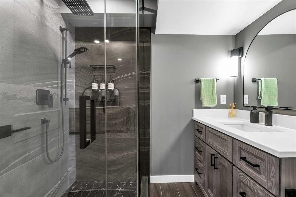 474 78 Avenue Ne, Calgary, AB - Indoor Photo Showing Bathroom