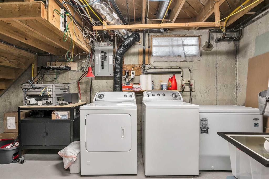 474 78 Avenue Ne, Calgary, AB - Indoor Photo Showing Laundry Room