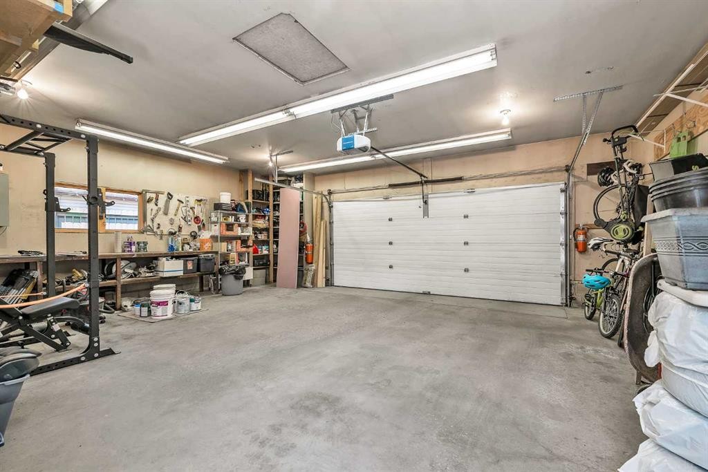 474 78 Avenue Ne, Calgary, AB - Indoor Photo Showing Garage