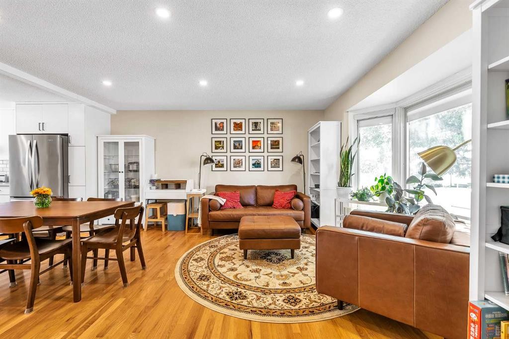 474 78 Avenue Ne, Calgary, AB - Indoor Photo Showing Living Room