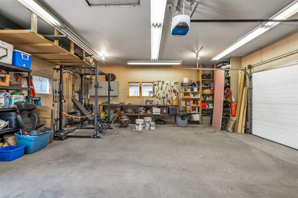 474 78 Avenue Ne, Calgary, AB - Indoor Photo Showing Garage