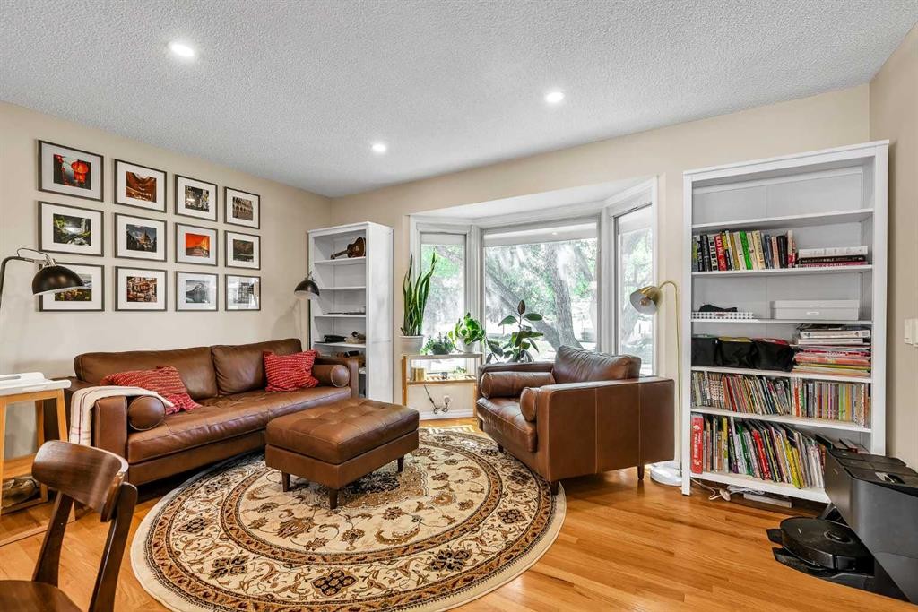 474 78 Avenue Ne, Calgary, AB - Indoor Photo Showing Living Room