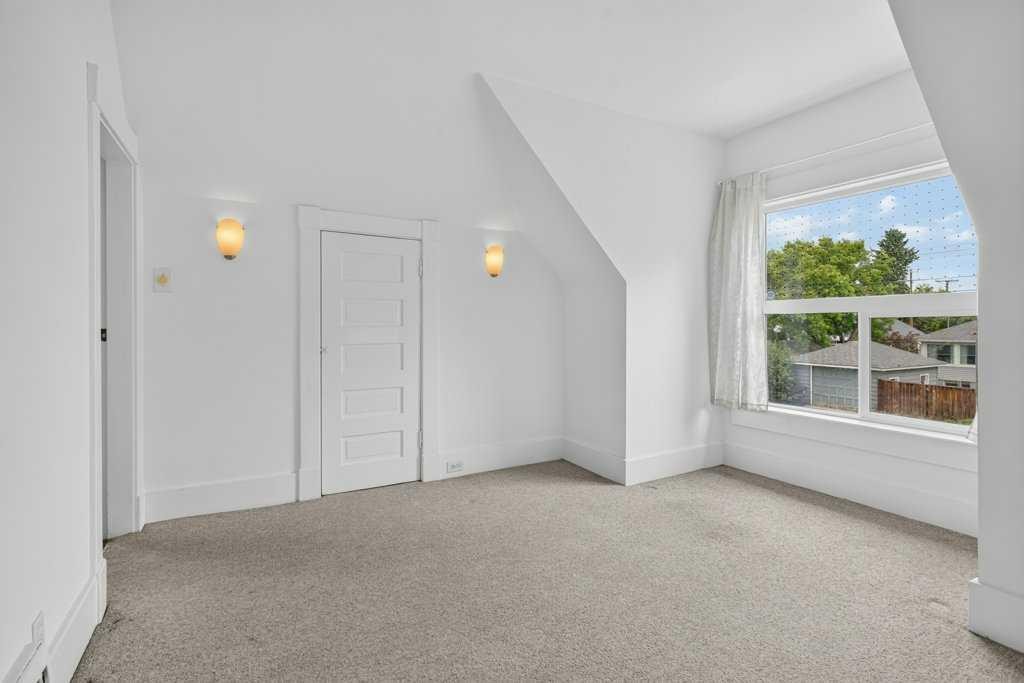 918 18 Avenue Se, Calgary, AB - Indoor Photo Showing Other Room